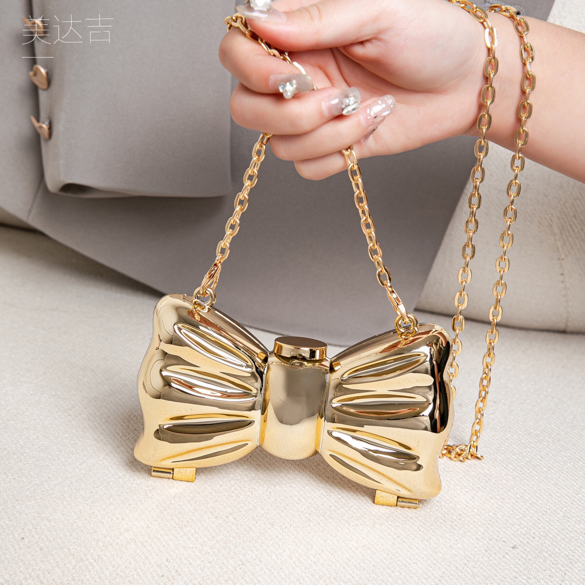 光沢のあるゴールドメタルの弓型ミニクラッチバッグ、ハードケー - Luxury Bags Trending のレビューと価格