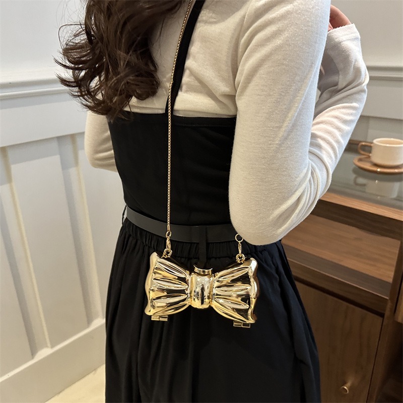 光沢のあるゴールドメタルの弓型ミニクラッチバッグ、ハードケー - Luxury Bags Trending のレビューと価格
