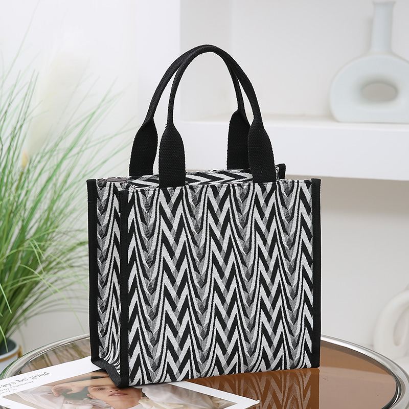 シェブロンパターンキャンバストートバッグ、レトロレターパッチ - Canvas Tote Designer のレビューと価格