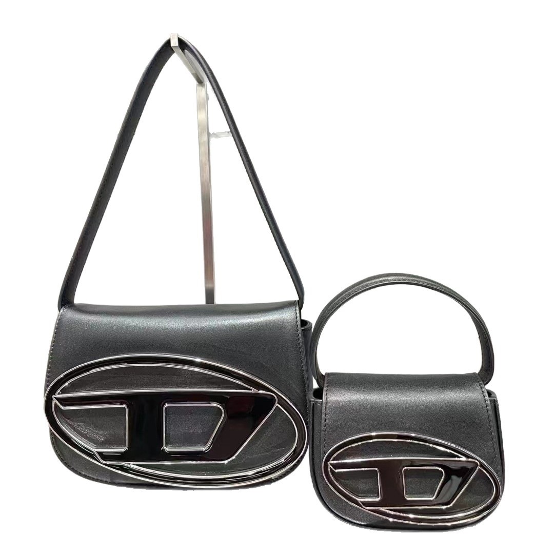 2サイズ展開、ブラックのフリンジ付きデニムミニサドルバッグ、 - Saddle Bag Distressed のレビューと価格